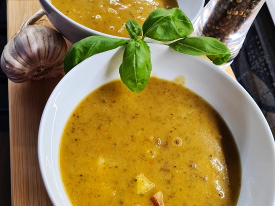 Domowa grochówka - zupa z dużą ilością czosnku, majeranku i smaku wędzących żeberek.