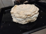 Tort bezowy z sosem malinowym