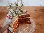 Piernikowy tort z kremem śmietankowym i konfiturą porzeczkową