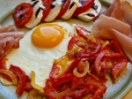 Jajecznica z szynką i mozzarellą