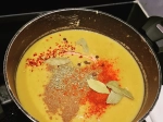 Domowa grochówka - zupa z dużą ilością czosnku, majeranku i smaku wędzących żeberek.