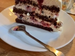 Tort śmietankowy z frużeliną wiśniową
