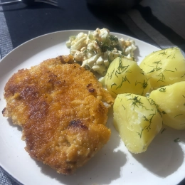 Kotlet schabowy, ziemniaki  z koperkiem, sałatka