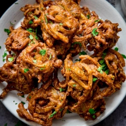 Onion bhaji with chutney