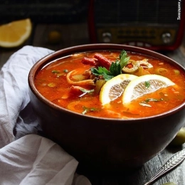 🥣 Solianka – zupa z mięsem i warzywami