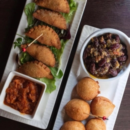 5 Pastels with Spicy Sauce & Ginger Bissap – A Taste of West Africa! ✨🌍