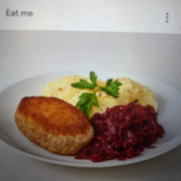 Pire z ziemniaków z kotletem mielonym i surówką z buraczkuw