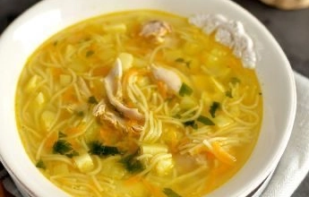 🥣 Rosół domowy z kurczakiem i ryżem / makaronem .
